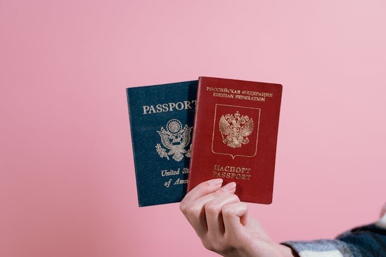 Photo de 2 passeports - L'embauche d'un salarié étranger