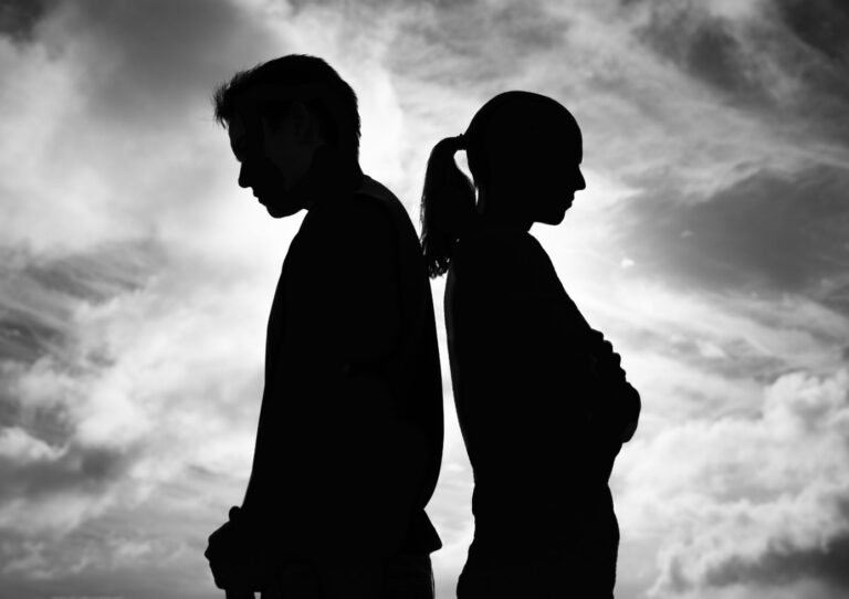 Une femme et un homme dos à dos pour signifier un désaccord dans le cadre professionnel