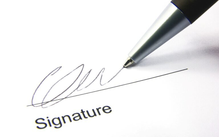 Signature d’un document au stylo, gros plan – illustration de la délégation de signature en entreprise