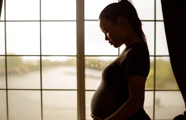 Salariée enceinte en réflexion face à une rupture conventionnelle et à l’exercice du droit de rétractation