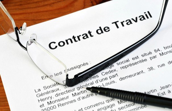 French employment contract document on a desk illustrating resignation, dismissal and rupture conventionnelle